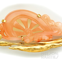 Carved Agate and Gold Brooch